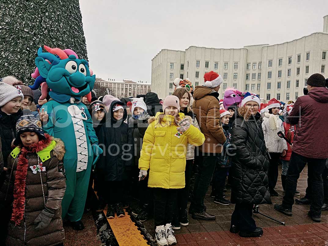 На площади Ленина многолюдно — полным ходом идет репетиция сегодняшнего  торжественного зажжения главной елки области | Могилев.Онлайн — новости  Могилева, Беларуси и мира