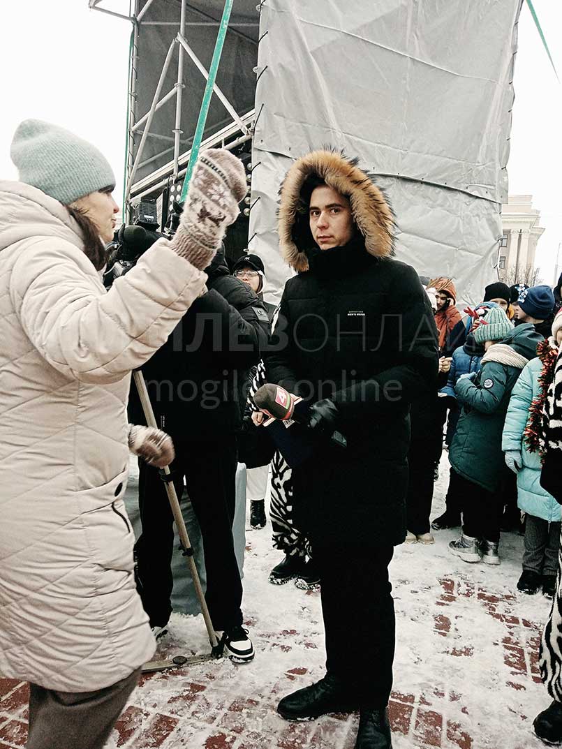 На площади Ленина многолюдно — полным ходом идет репетиция сегодняшнего торжественного зажжения главной елки области