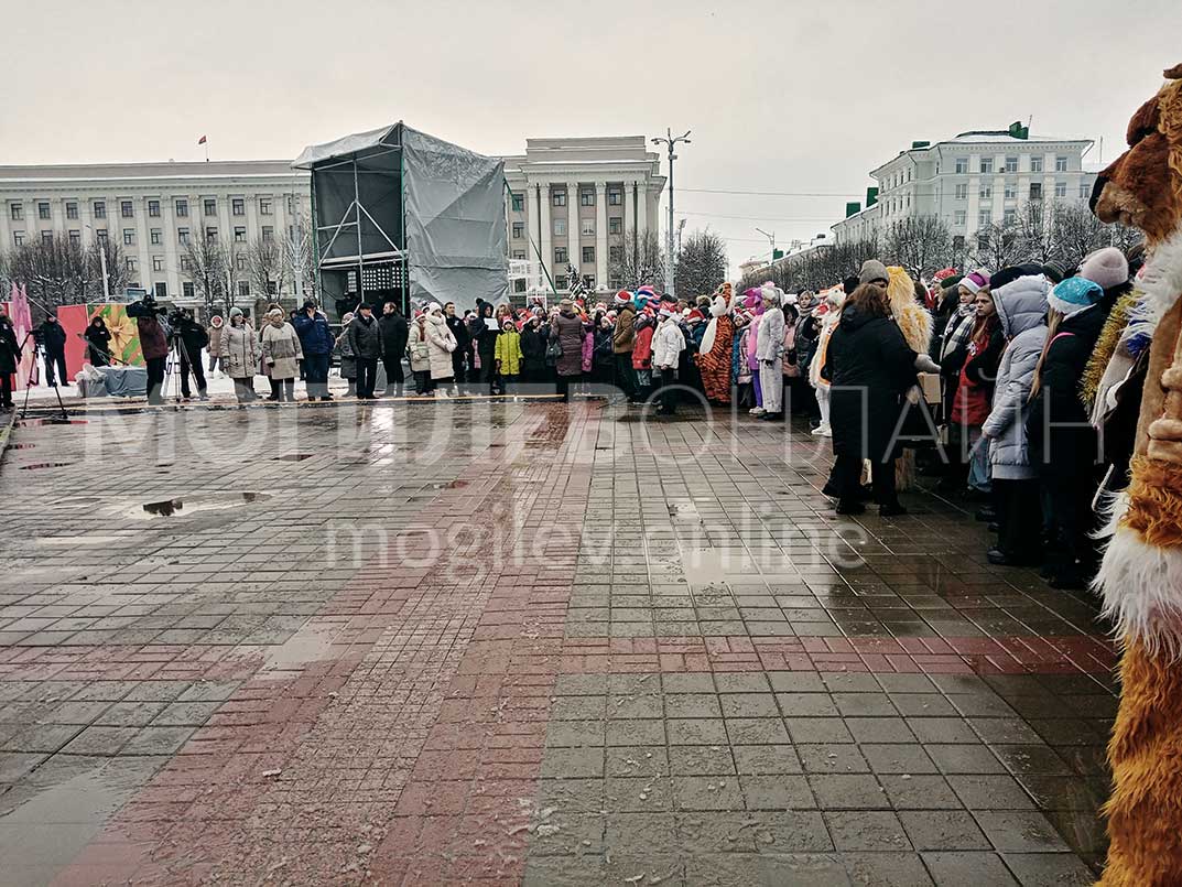 На площади Ленина многолюдно — полным ходом идет репетиция сегодняшнего  торжественного зажжения главной елки области | Могилев.Онлайн — новости  Могилева, Беларуси и мира