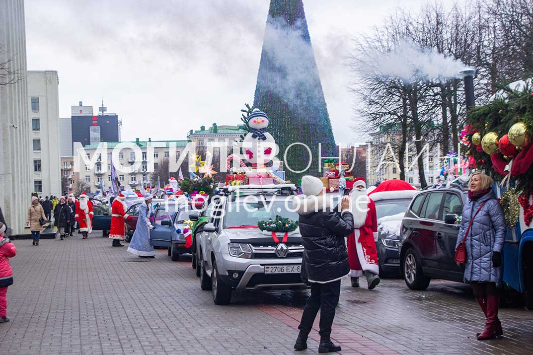 Автопарад Дедов Морозов в Могилеве