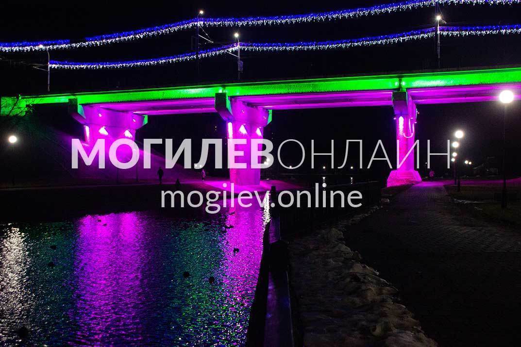 Праздничная подсветка моста через Дубровенку