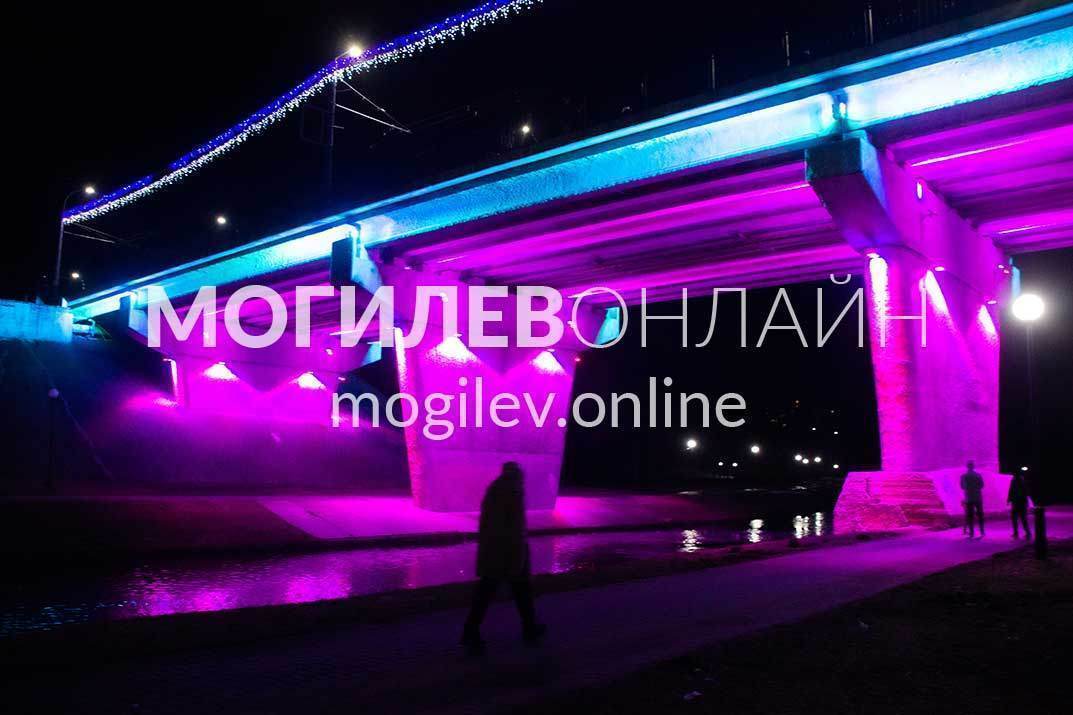 Праздничная подсветка моста через Дубровенку