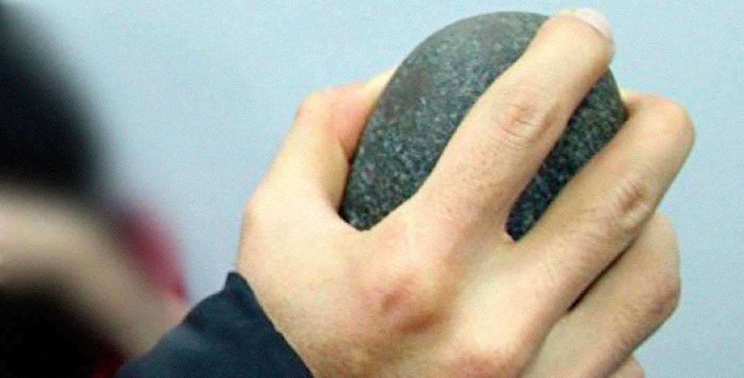Слесарь в Горках не поделил с детьми мяч и… бросил мальчику камнем в глаз. Как его наказали?