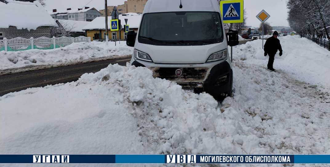 В Шклове мальчик с мамой переходил дорогу и попал под колеса микроавтобуса прямо на пешеходном переходе
