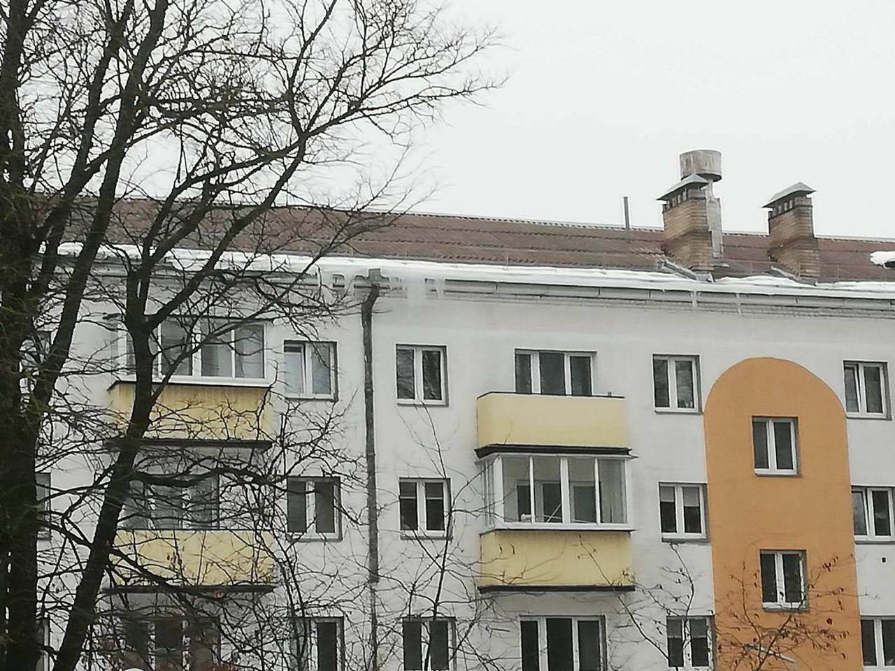 В Витебске погибла женщина — на нее с крыши обвалился снег