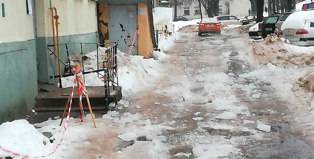 В Витебске погибла женщина — на нее с крыши обвалился снег