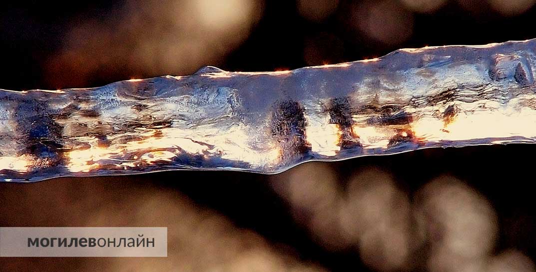 Сосулька на Крыленко, 9 — все больше и больше. Что ответили в службе 115?