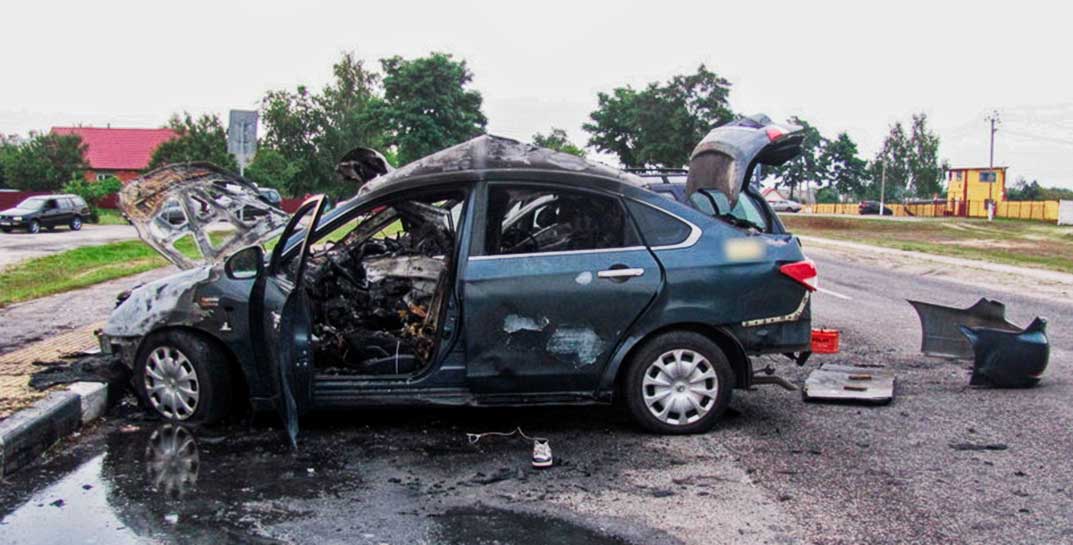 «Такси после столкновения загорелось». Установлены обстоятельства ДТП в Лельчицком районе, где пострадали 5 детей