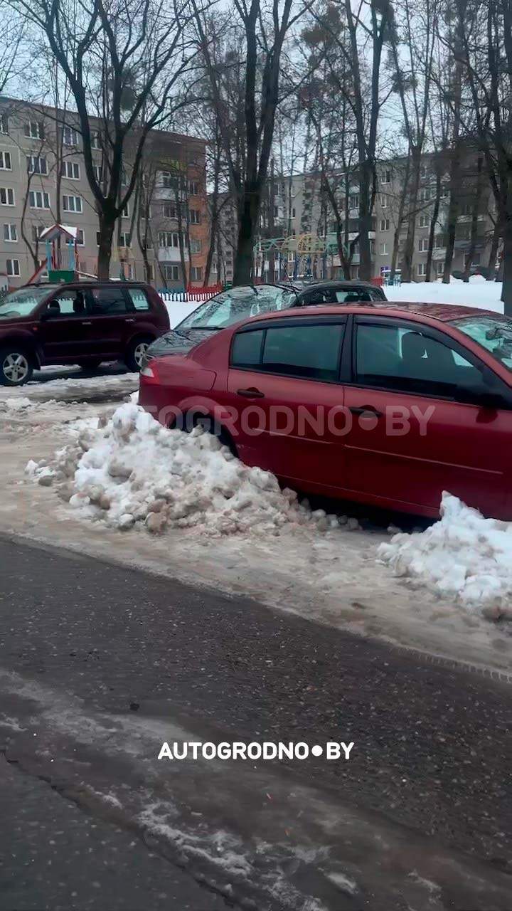 В Гродно машину засыпали снегом