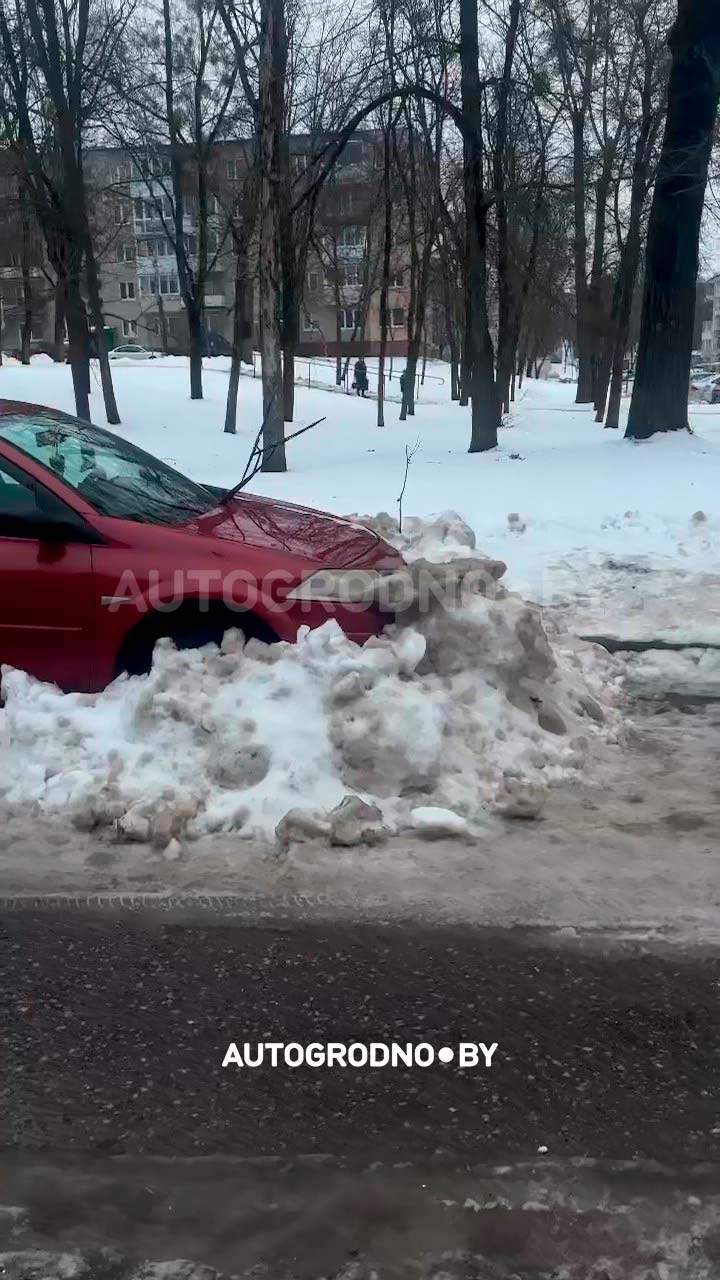 В Гродно машину засыпали снегом