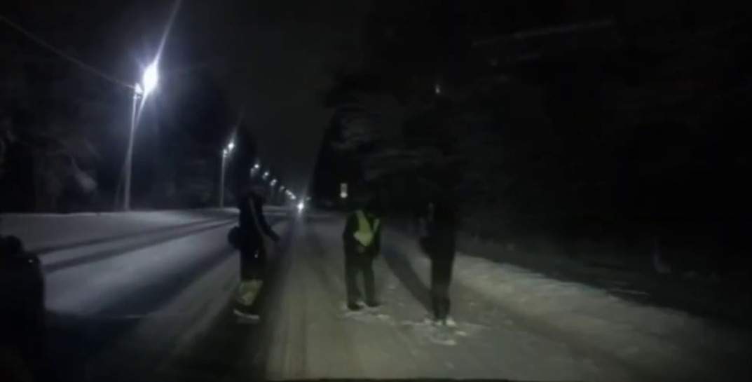 В Бобруйске легковушка сбила пешехода, который шел по обочине