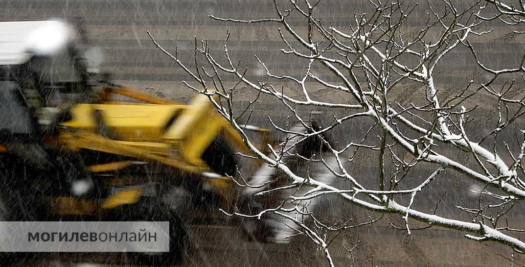 Коммунальщики выехали на уборку снега после обильных осадков в Могилеве. А по нормам, как быстро должны очистить дороги?