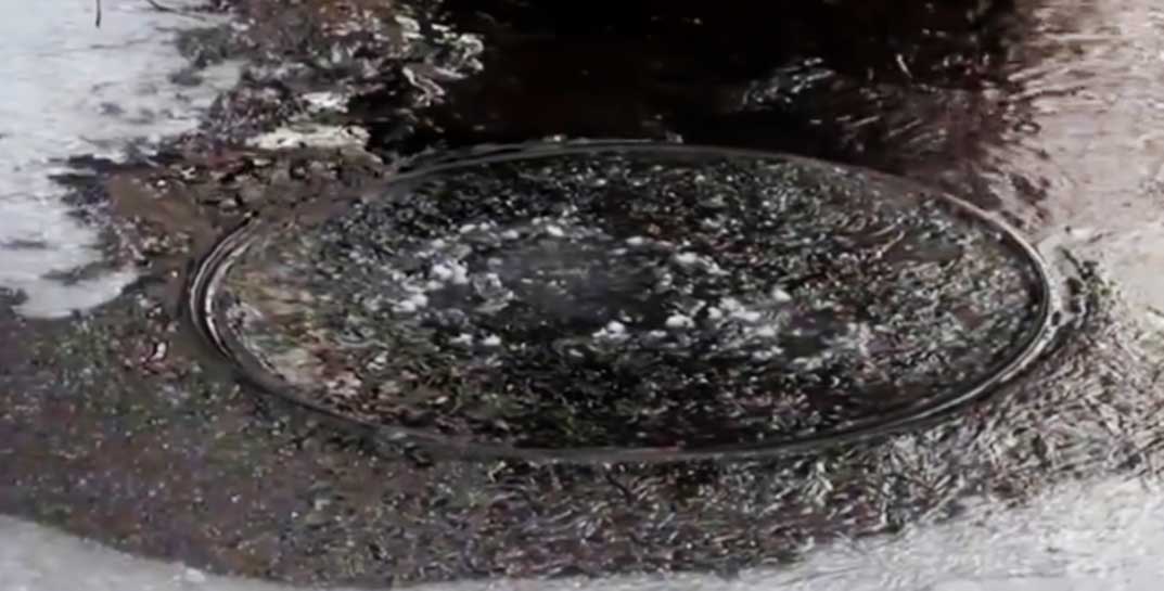 Чудеса природы — идеально ровный ледяной диск кружится на воде в Минском районе