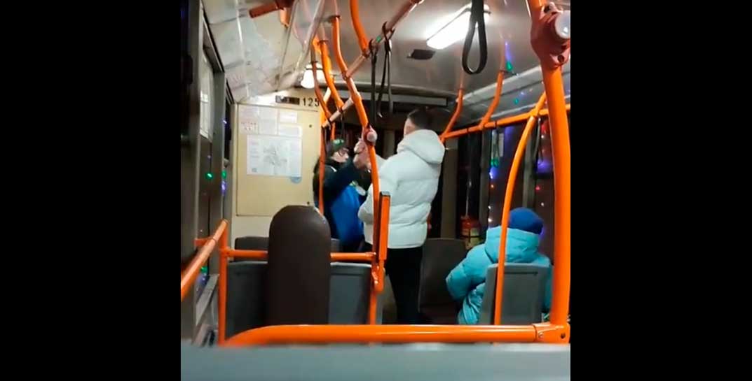 В Могилеве двое молодых парней избили кондуктора троллейбуса, который сделал им замечание — смотрите видео