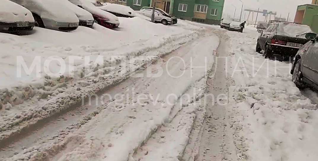 Могилевчанка сняла видео «снежного царства» по улице Пысина — дворы утопают в сугробах