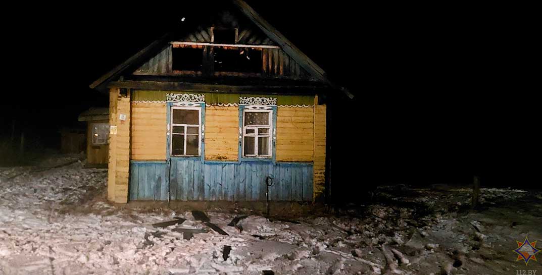 В Краснополье ночью горел дом — глава семейства грамотно эвакуировал жену и двоих малолетних детей