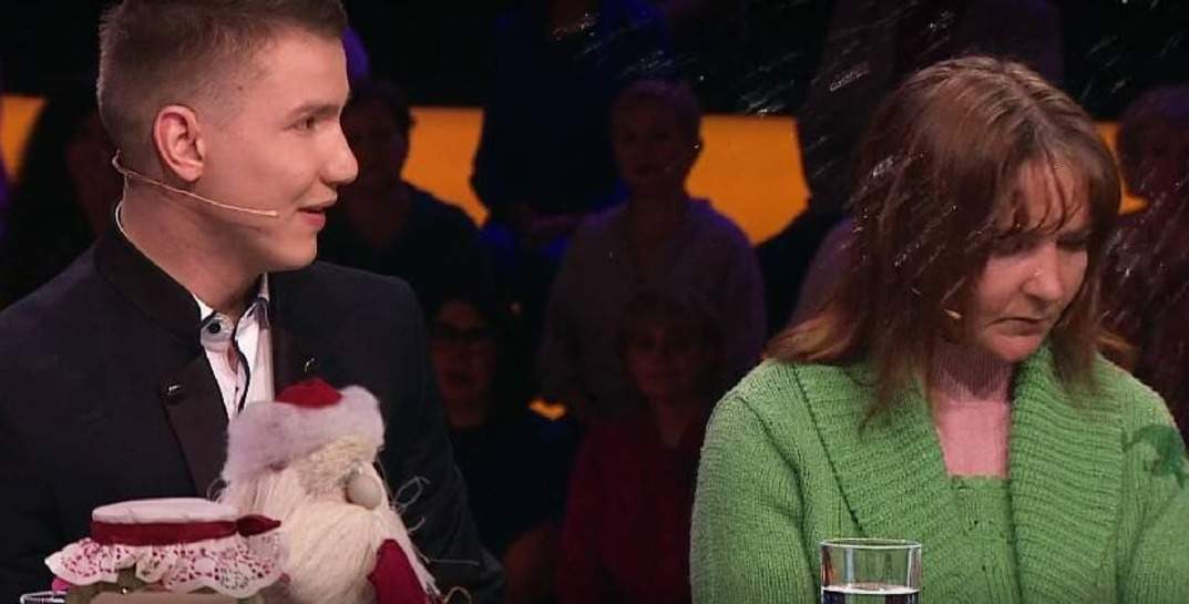 Скандал на шоу Малахова: Лера Кудрявцева плеснула водой в лицо маме музыканта из Могилева