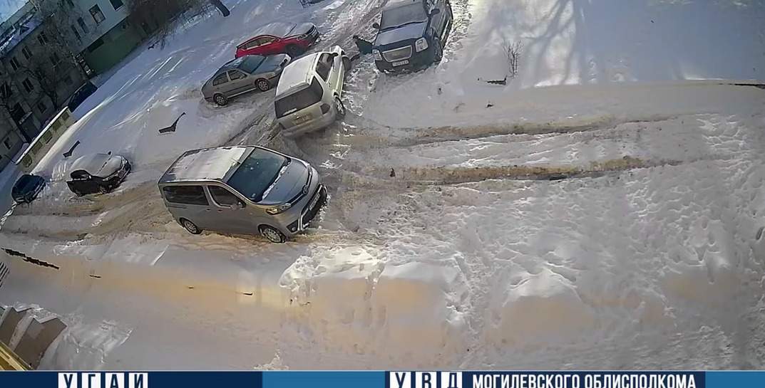 В Могилеве нетрезвая женщина упала перед движущимся автомобилем