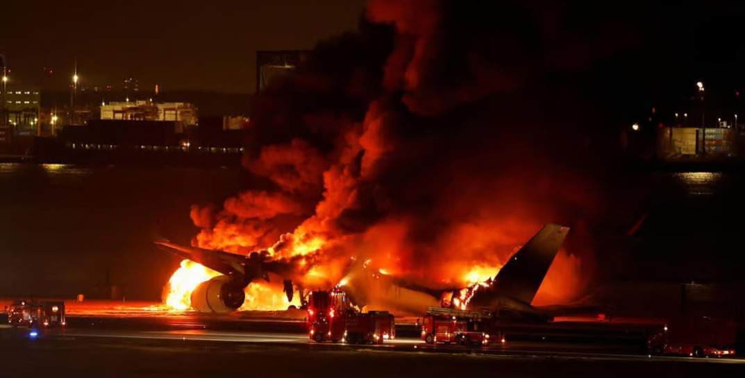 В Токио при посадке загорелся лайнер с сотнями пассажиров, погибли пять человек