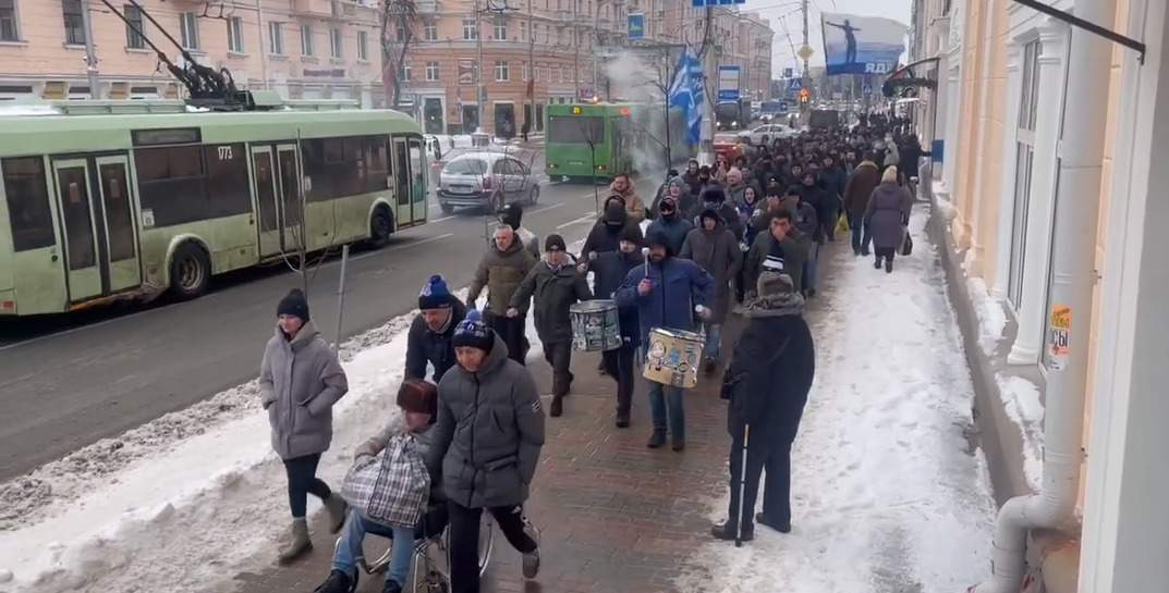 Посмотрите, как питерские болельщики прошлись по улицам Гомеля