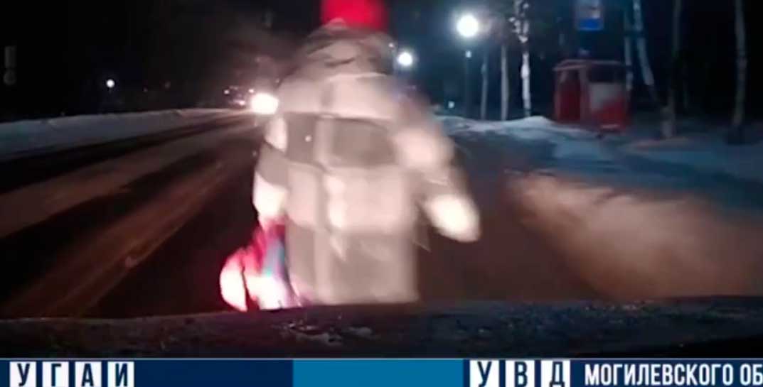 В Кричеве на пешеходном переходе водитель сбила женщину. ГАИ показала момент наезда