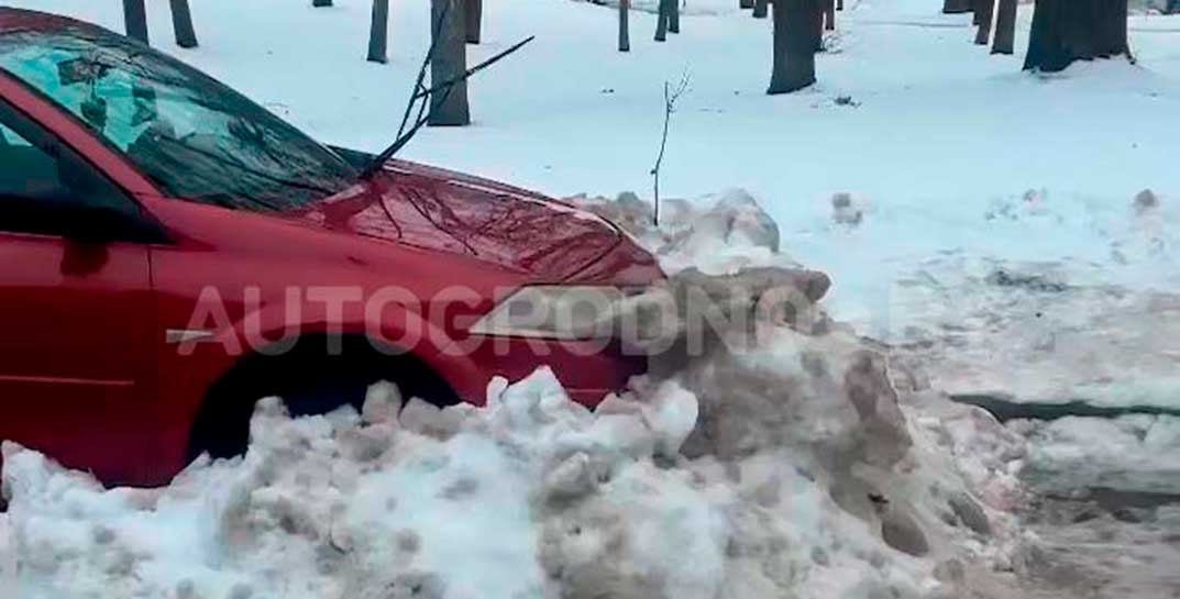 «Я просто вернул снег на место». В Гродно мужчина сначала по крышу засыпал чужую машину, а потом попытался объяснить свой поступок