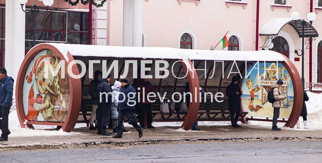 У Могилевского театра кукол установили остановочный павильон с изображением героев сказки «Золотой ключик». Оцените огненный креатив могилевских металлургов