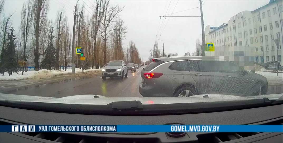 В Гомеле ошибка водителя привела к тому, что машина зацепила другое авто, которое вылетело на тротуар и сбило троих пешеходов