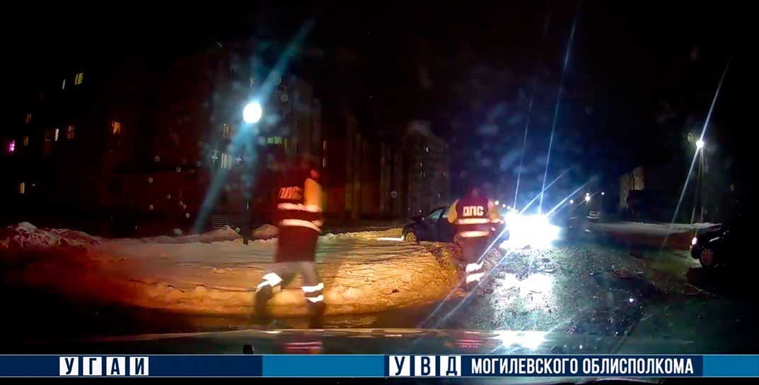 В Костюковичах пьяный водитель, уходя от погони ГАИ, врезался в автомобиль, в котором ехала беременная женщина — она в больнице