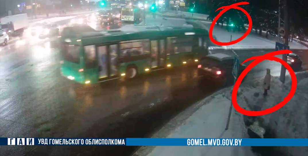 Жесткое видео. В Гомеле автобус сбил женщину, хотя она переходила через дорогу на зеленый свет