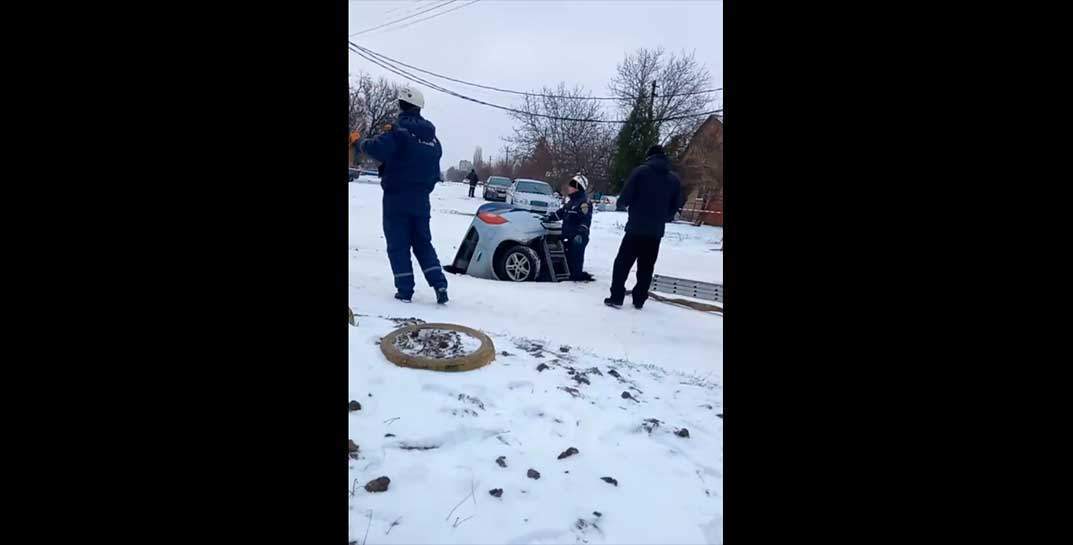 В Ростовской области автомобиль провалился под землю вместе с женщиной-водителем