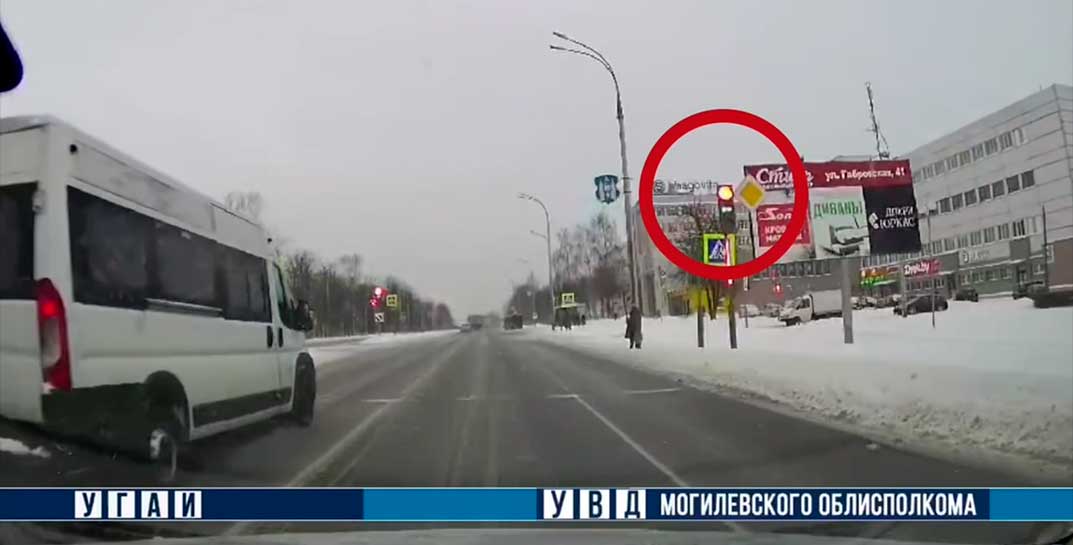 В Могилеве продолжаются рейдовые мероприятия по маршруткам. Посмотрите, например, как некоторые маршрутчики лихо летают на красный