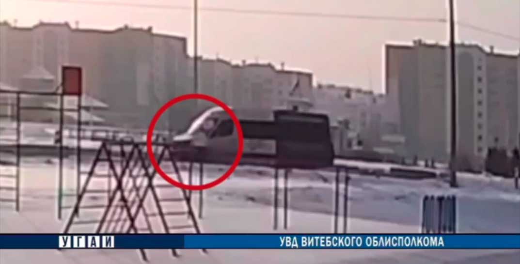 В Витебске 11-летняя девочка шла вдоль проезжей части и внезапно вышла на нее, не глядя. Итог печален