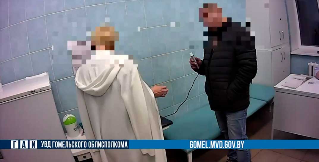 Мозырянка, ехавшая в такси, заподозрила, что за рулем сидит пьяный водитель, и позвонила в милицию