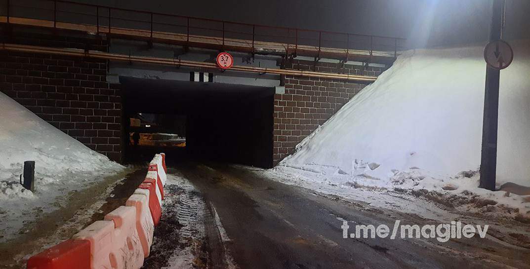 Когда тупик — действительно тупик. В Витебском тупике грузовик не прошел по высоте и застрял под путепроводом