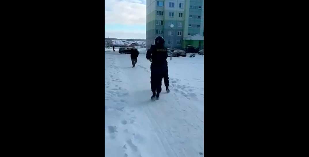 «Стреляй в голову». В Гродно мужчина с ножом бросался на милиционеров и просил убить его