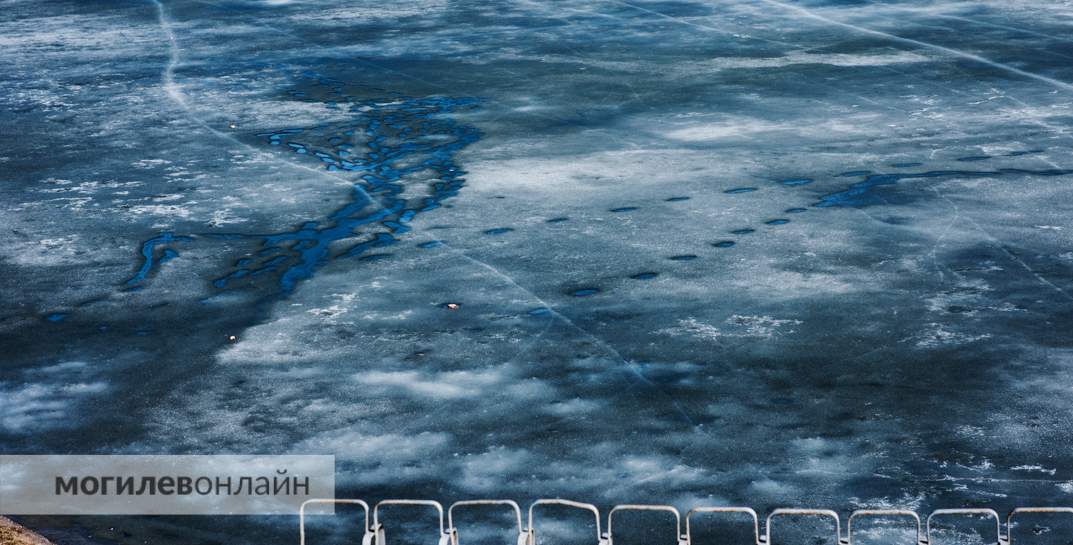 В Лиозно две девочки провалились под лед и чуть не утонули из-за мобильного телефона