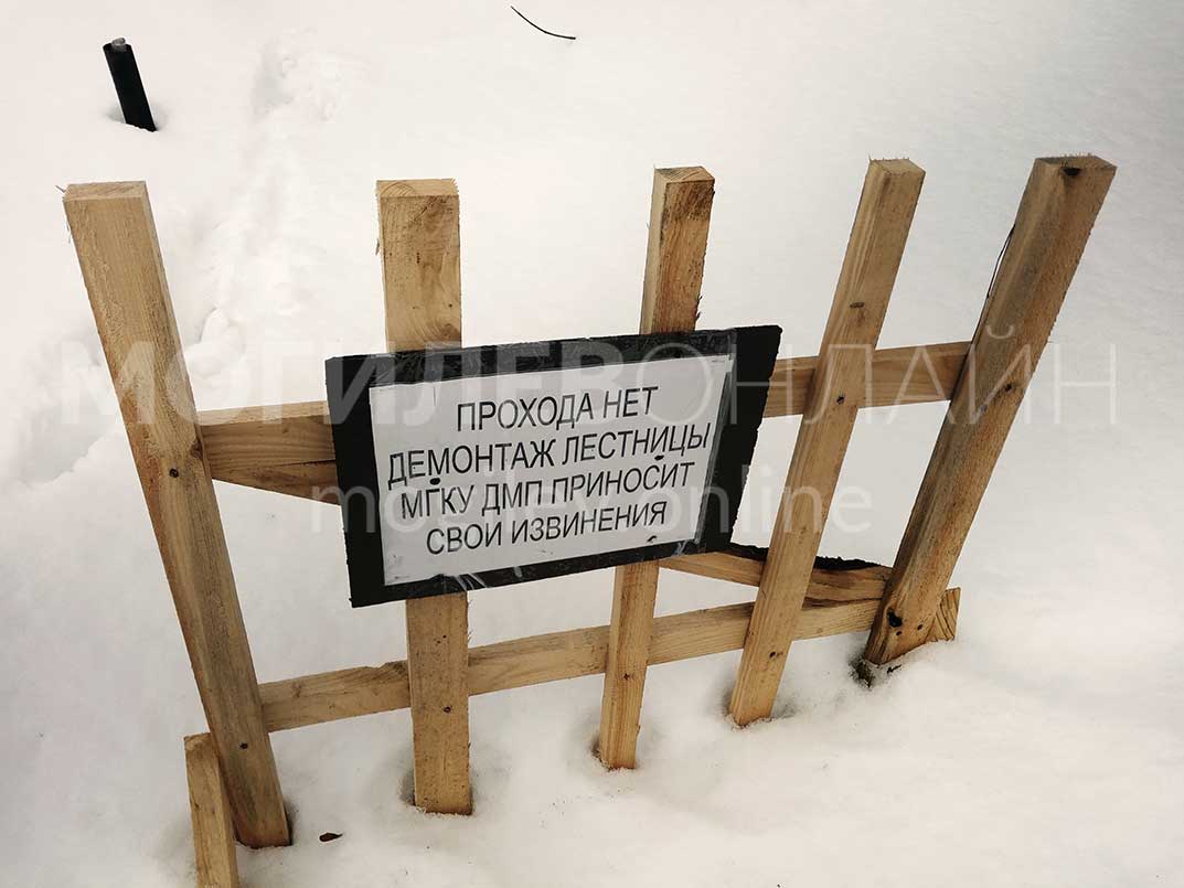 После месяца молчания на Дебрянском спуске начался монтаж новой лестницы