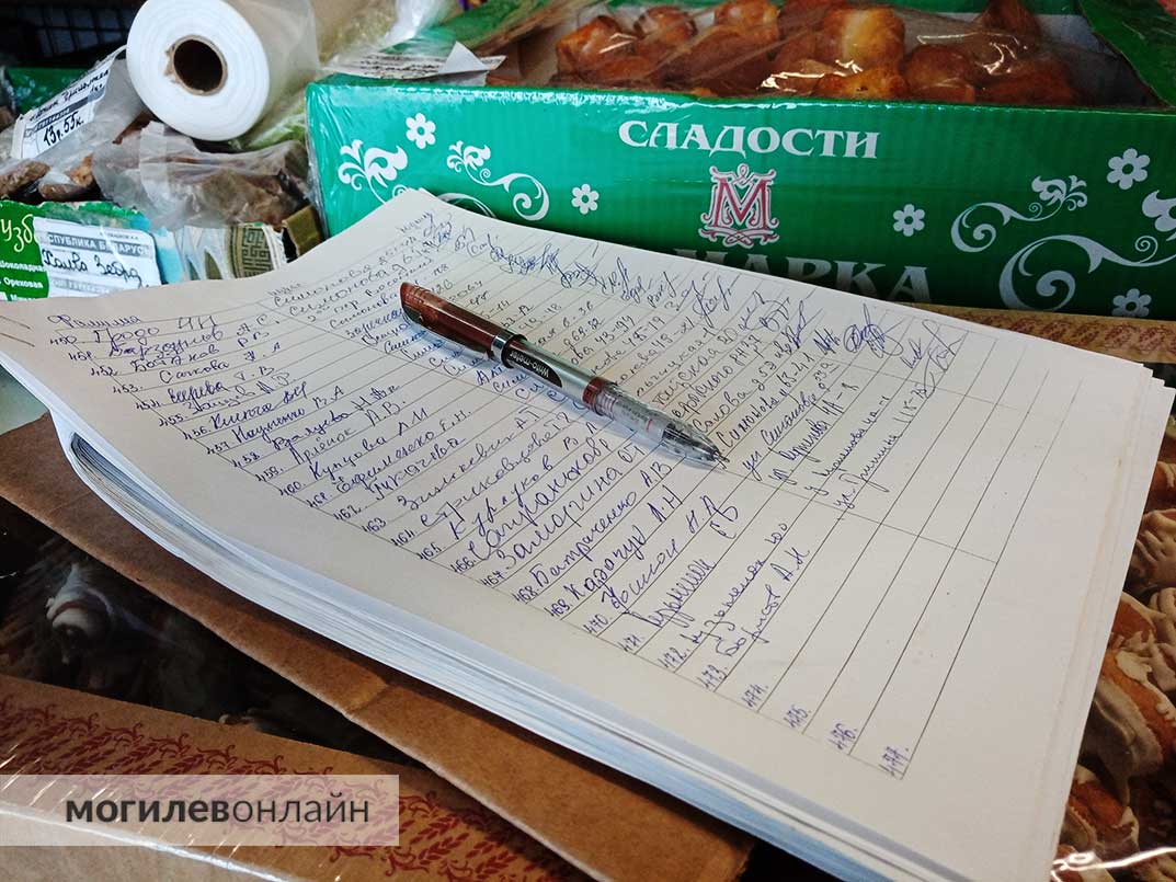 Могилевчане борются за любимый магазинчик по улице Симонова, который обещают закрыть. «МогилевОнлайн» разбирались, почему убирают нужный людям продуктовый павильон