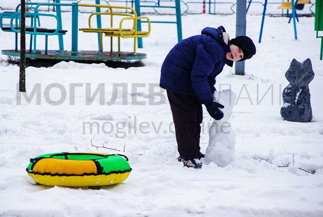 Как Могилев живет после праздников? Собаки веселятся, кошки распушили хвосты, а школьники все не могут нарадоваться снегу