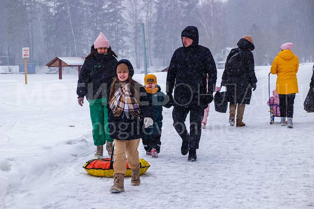 Выходные в Печерском лесопарке — многолюдно, спортивно и целыми семьями