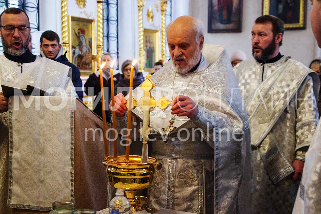 В Могилеве верующие собрались в храмах на Крещенский сочельник, чтобы освятить воду перед большим православным праздником — Крещением