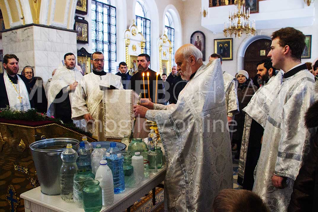 В Могилеве верующие собрались в храмах на Крещенский сочельник, чтобы освятить воду перед большим православным праздником — Крещением