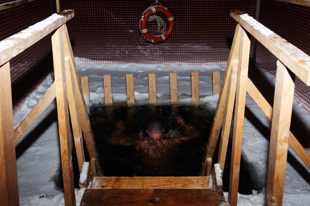 Накануне Крещения самые смелые могилевчане пришли купаться в ледяной проруби в Печерске