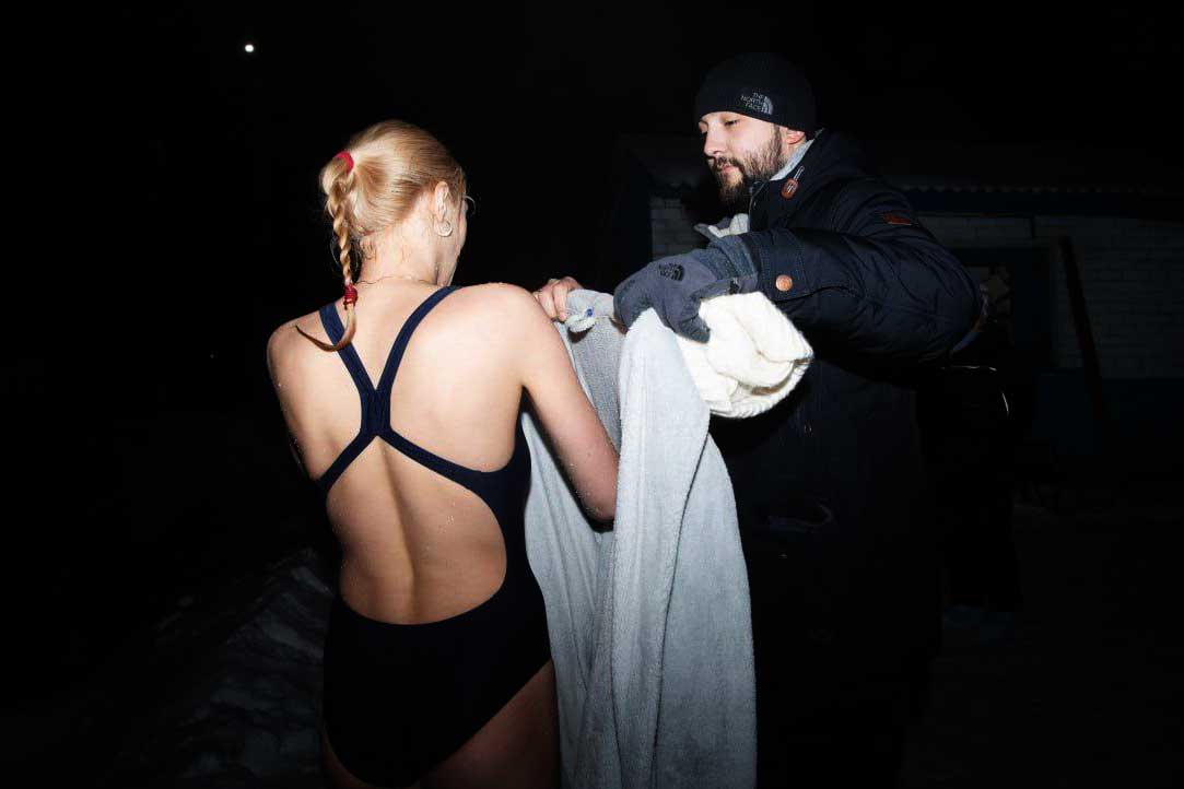 Накануне Крещения самые смелые могилевчане пришли купаться в ледяной проруби в Печерске