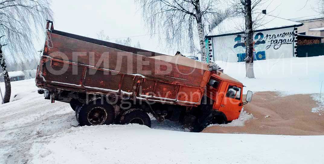 В Могилевском районе с дороги «вынесло» грузовик с песком