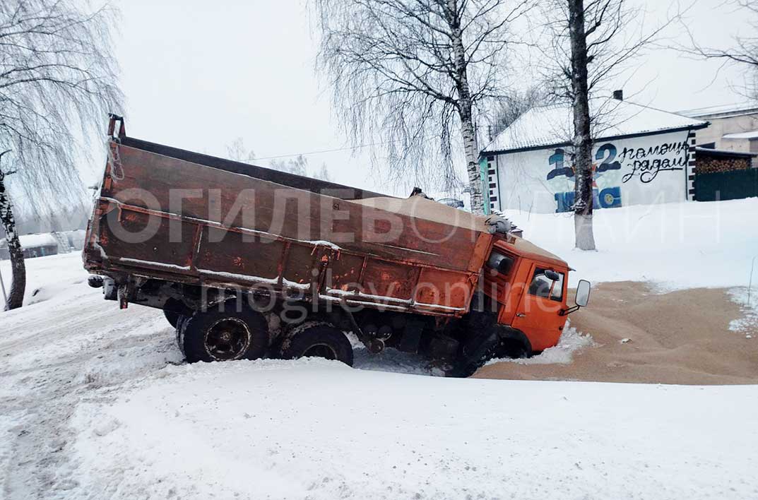 В Могилевском районе с дороги «вынесло» грузовик с песком