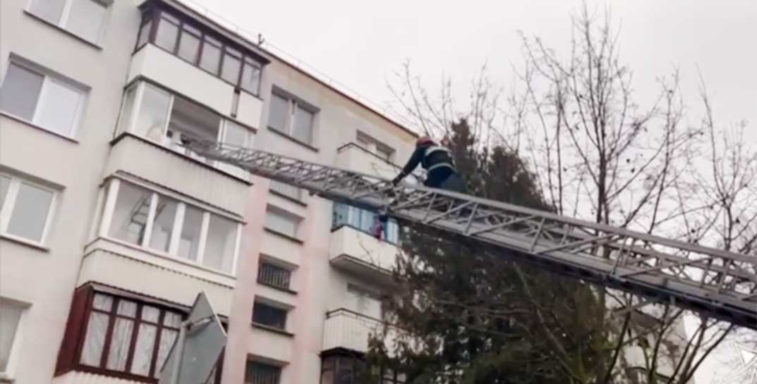 В Марьиной Горке двухлетняя девочка закрыла маму на балконе — выручали женщину при помощи автовышки
