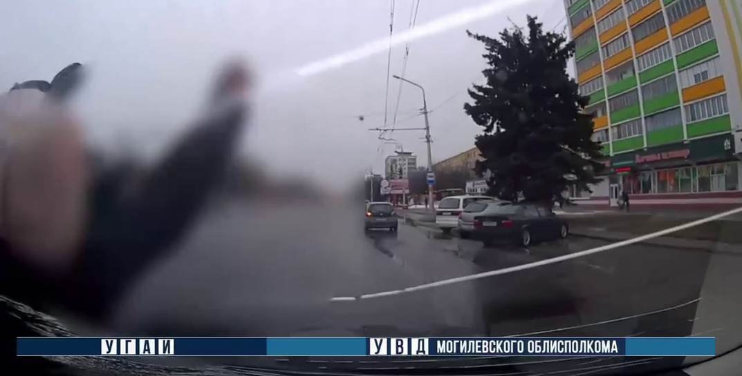 В Бобруйске на пешеходном переходе сбили велосипедиста