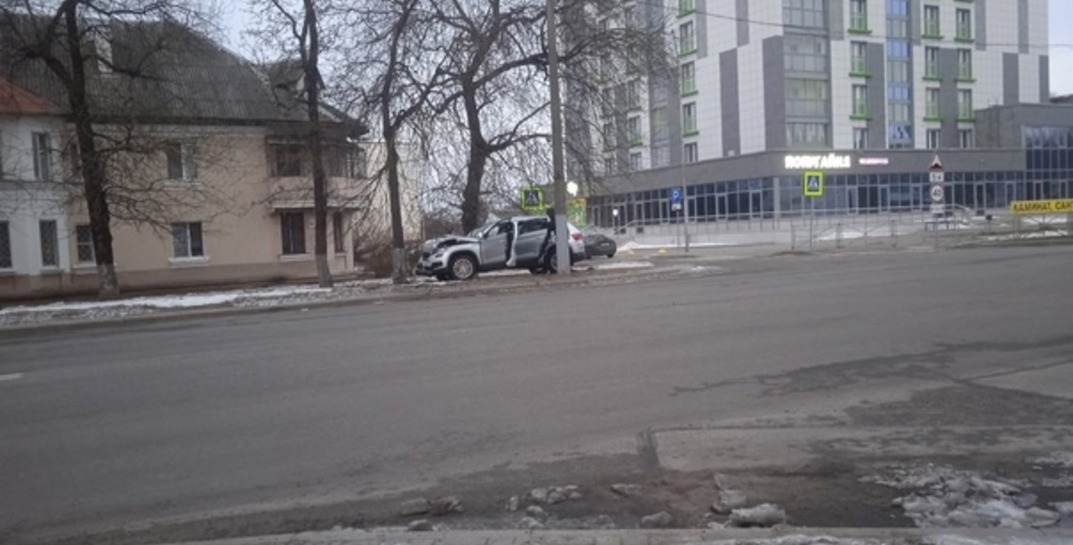 Серьезное ДТП в Могилеве: автомобиль врезался в дерево
